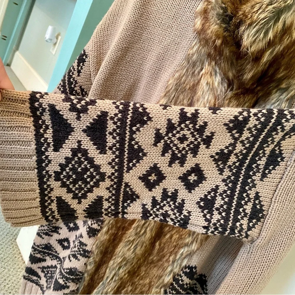 Forever 21 - Faux Fur Knitted Sweater - In great condition!